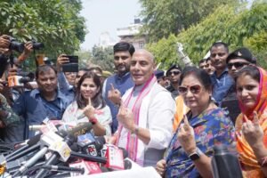 Read more about the article केंद्रीय रक्षा मंत्री और सांसद लखनऊ राजनाथ सिंह ने प्रातः 10:15 बजे सपरिवार विपुल खंड गोमती नगर में स्कॉलर होम स्कूल पोलिंग पर मतदान किया।