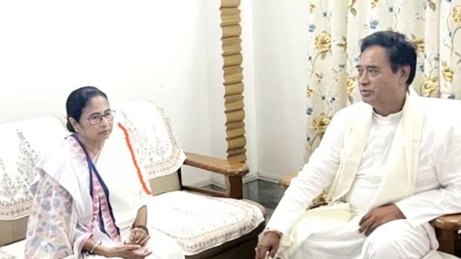You are currently viewing BJP सांसद से मिलने पहुंचीं CM ममता बनर्जी, पश्चिम बंगाल की सियासत में एक और ट्विस्ट?
