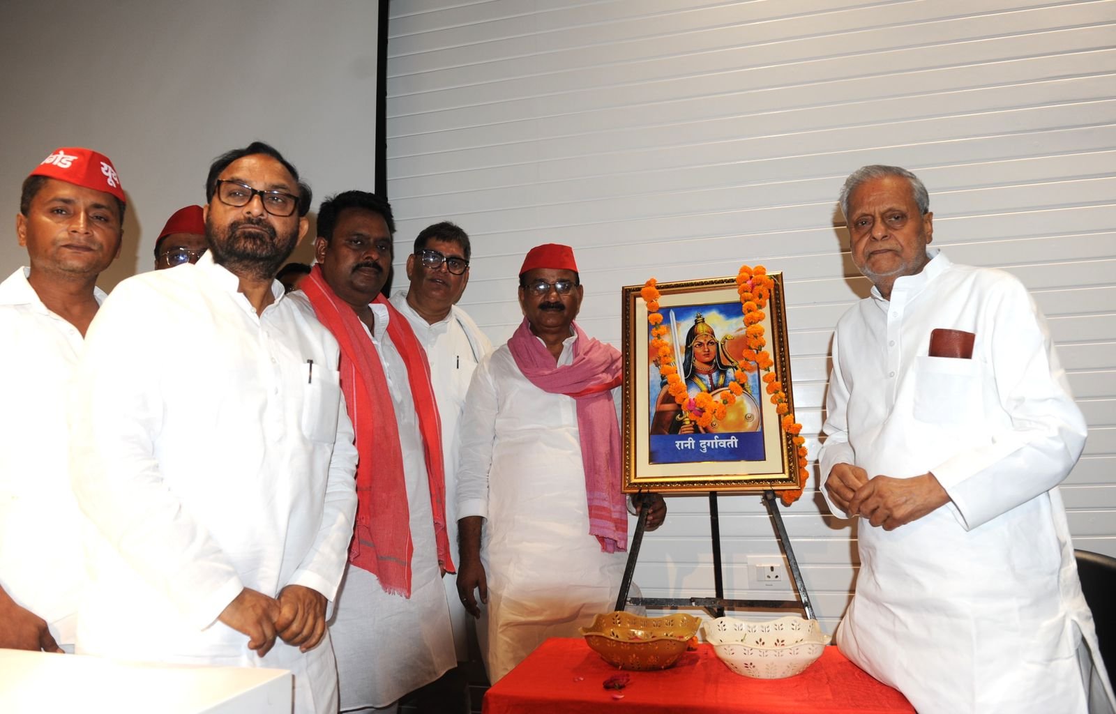You are currently viewing सपा के सभी जिला कार्यालयों पर महारानी दुर्गावती का बलिदान दिवस मनाया गया