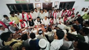 Read more about the article सपा का प्रतिनिधिमण्डल मोहम्मद फरीद उर्फ औरंगजेब के आवास पहुंचा, परिजनों से मिलकर संवेदना प्रकट की