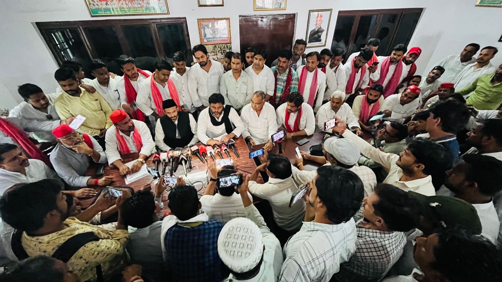 You are currently viewing सपा का प्रतिनिधिमण्डल मोहम्मद फरीद उर्फ औरंगजेब के आवास पहुंचा, परिजनों से मिलकर संवेदना प्रकट की