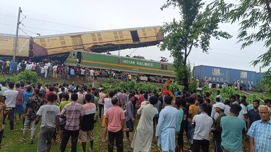You are currently viewing पश्चिम बंगाल के न्यू जलपाईगुड़ी के पास बड़ा रेल हादसा, 15 की मौत, 60 घायल