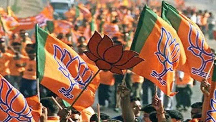 You are currently viewing महाराष्ट्र की राजनीति में विधानसभा चुनाव से पहले हलचल तेज है। Maharashtra में BJP को बड़ा झटका, विधानसभा चुनाव से पहले पूर्व केंद्रीय मंत्री ने छोड़ी पार्टी