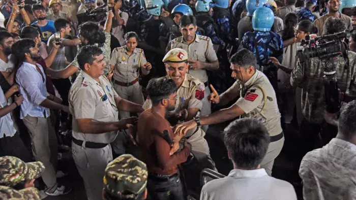 You are currently viewing राव आईएएस स्टडी सर्किल के बेसमेंट में पानी भरने से छात्रों का प्रदर्शन, तीन साथियों की मौत से आक्रोश