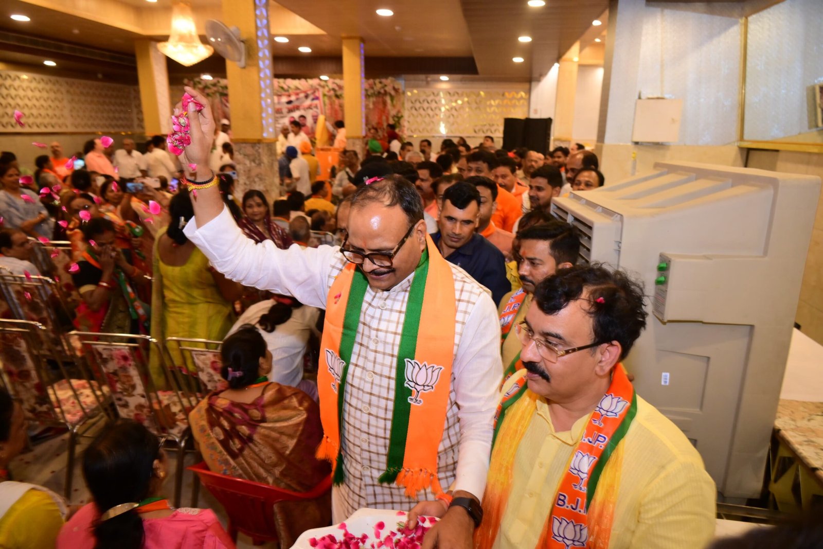 You are currently viewing मतदाता अभिनंदन समारोह में बृजेश पाठक ने उपस्थित जन समूह पर फूलों की वर्षा की