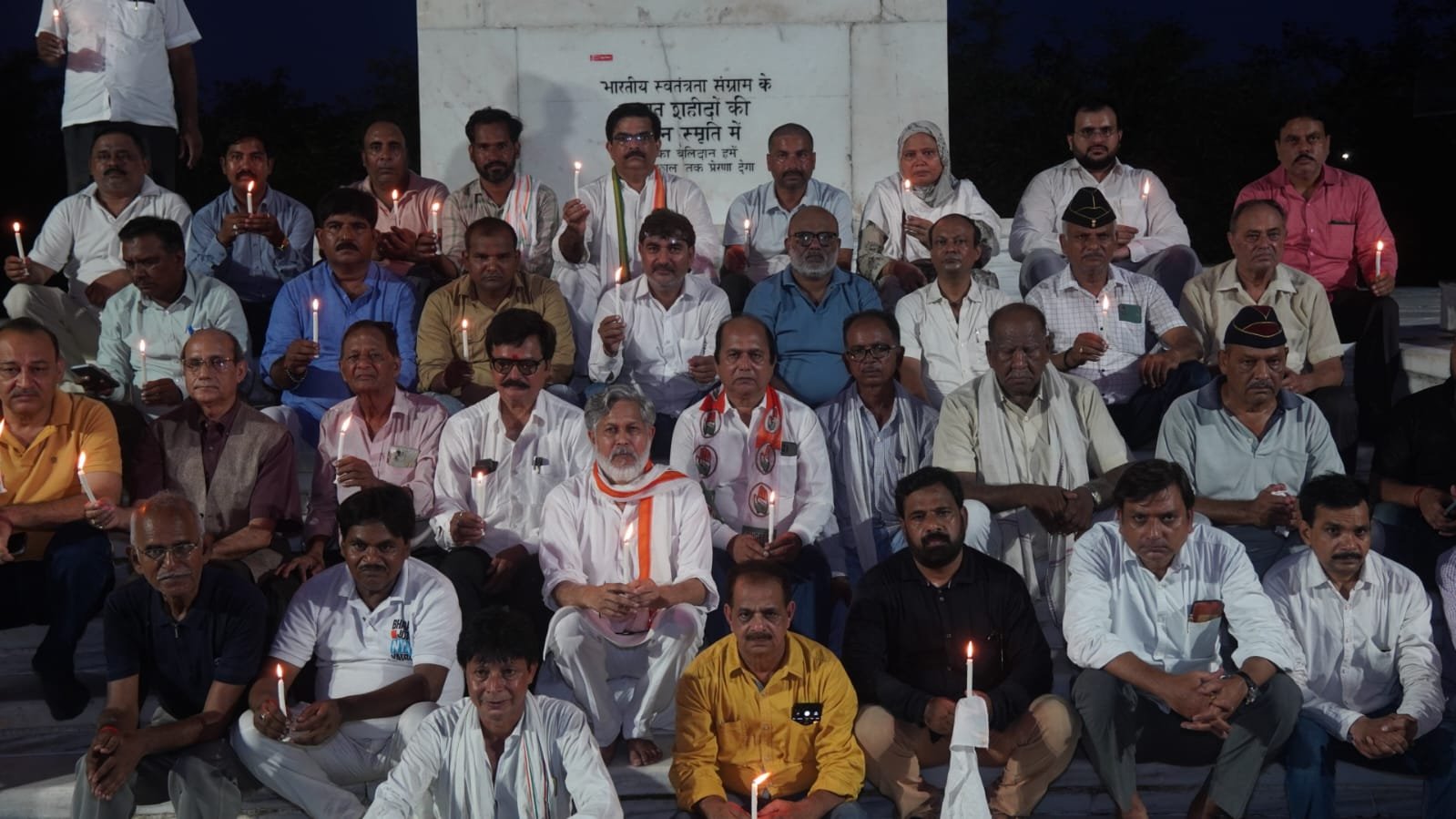 You are currently viewing जम्मू-कश्मीर के कठुआ में आतंकी हमले में शहीद जवानों के सम्मान में कांग्रेसजनों ने शहीद स्मारक पर कैंडल जलाकर की प्रार्थना