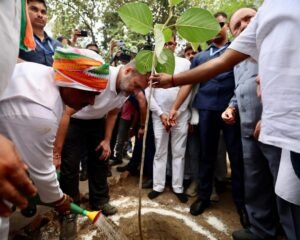 Read more about the article वीर चक्र विजेता शहीद अंशुमान सिंह के माता-पिता से मिले राहुल गांधी ..