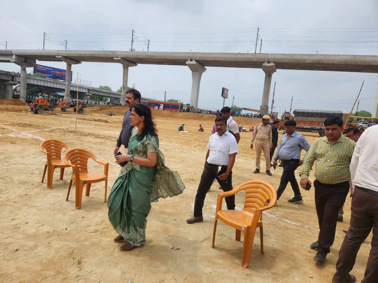 You are currently viewing कुकरैल नदी के किनारे हरियाली और पुनर्जीवित कार्यों का मंडलायुक्त द्वारा औचक निरीक्षण