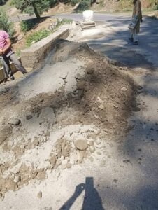 Read more about the article BRO is allegedly using substandard materials in the construction of protection wall near Tragbal