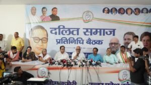 Read more about the article प्रदेश कांग्रेस मुख्यालय पर अजय राय ने हाथरस घटना में दिवंगत हुए लोगों को श्रद्धांजलि अर्पित की