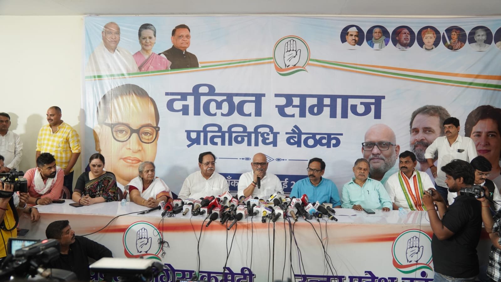 You are currently viewing प्रदेश कांग्रेस मुख्यालय पर अजय राय ने हाथरस घटना में दिवंगत हुए लोगों को श्रद्धांजलि अर्पित की