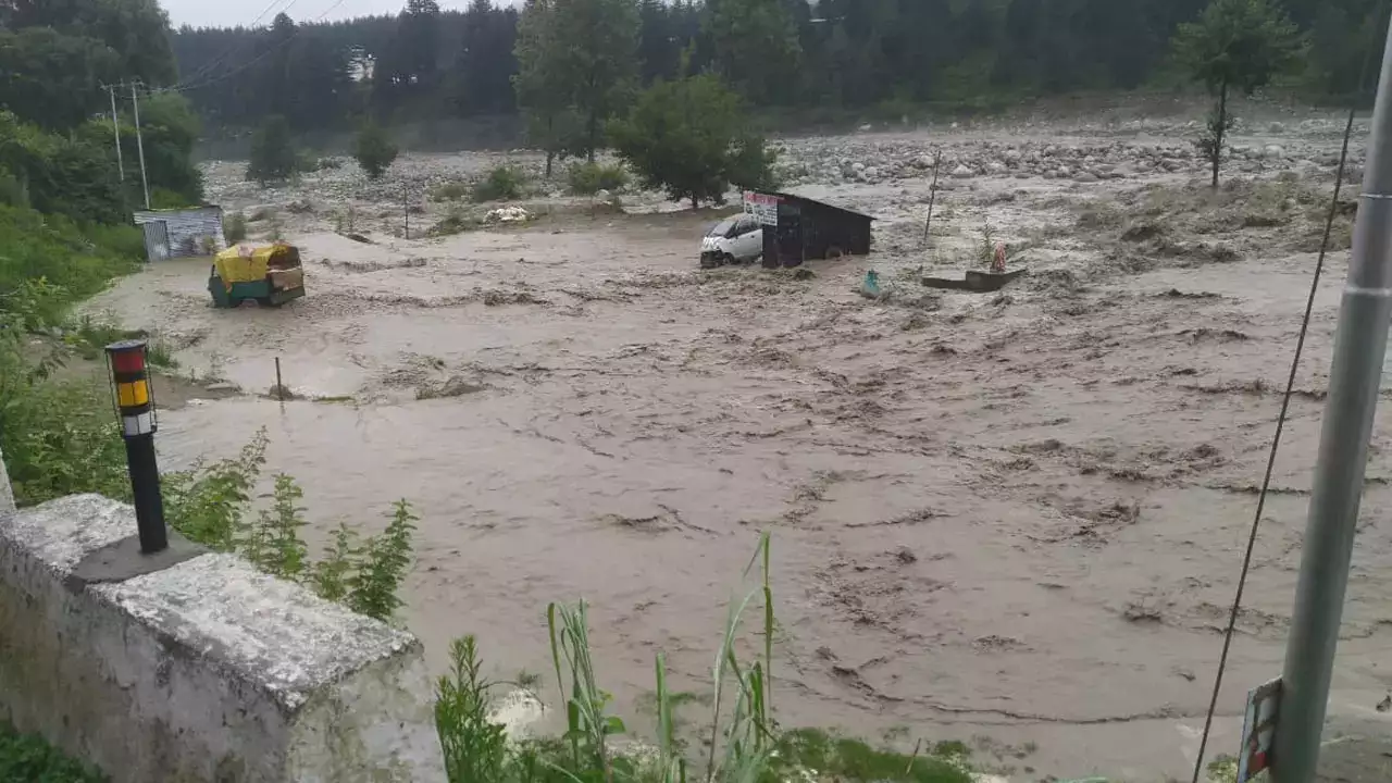 You are currently viewing Manali में फ्लैश फ्लड से हाहाकार: लहौल स्पीति संयुक्त राष्ट्रीय मार्ग (NH) बंद