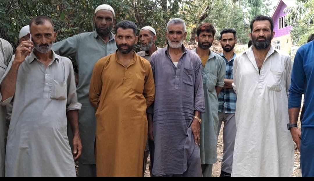 You are currently viewing Residents of Dooli Mohallah and Chechinaar Aloosa Protest Against Administration