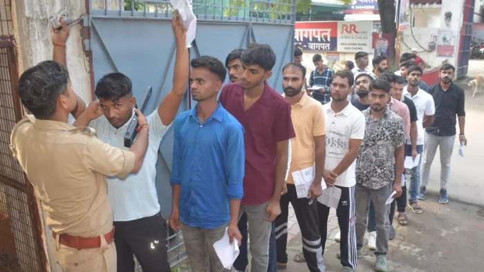 Read more about the article यूपी सिपाही भर्ती परीक्षा में 94 संदिग्ध पकड़े गए, पूरे प्रदेश में 22 आरोपी हुए गिरफ्तार