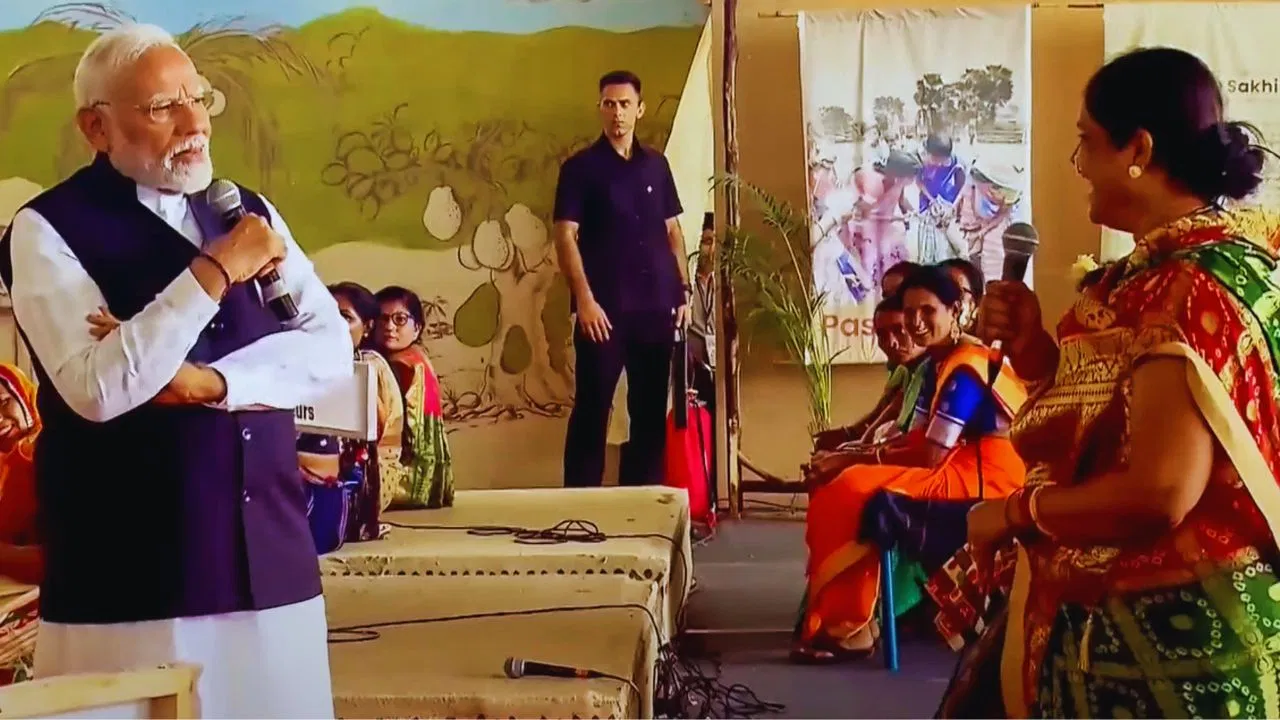 You are currently viewing प्रधानमंत्री मोदी ने जलगांव में Lakhpati Didi सम्मेलन में किया 2,500 करोड़ रुपये के कोष का एलान