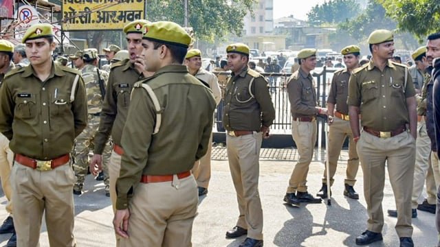You are currently viewing मेरठ में पुलिसकर्मी ने नौकरी का झांसा देकर आढ़ती की पत्नी से 30 लाख की ठगी, मौत के बाद बेटी पर केस दर्ज