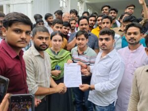 Read more about the article लाइब्रेरी की तमाम समस्याओं के चलते एबीवीपी लखनऊ विश्वविद्यालय इकाई ने लाइब्रेरी का तालाबंद कर किया घण्टो प्रदर्शन