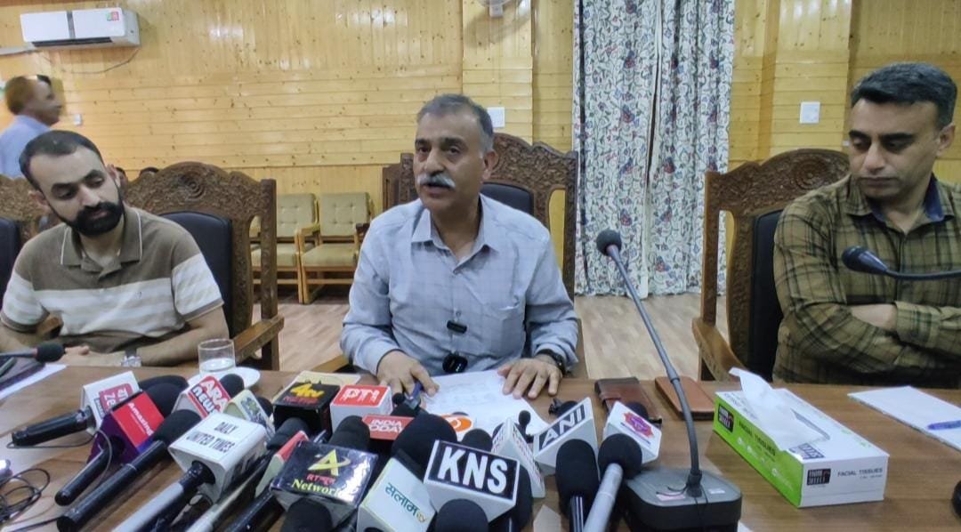 You are currently viewing DEO Bandipora addresses Press Conference, briefs Media regarding Election Schedule.