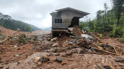 You are currently viewing केरल में विनाशकारी भूस्खलन के बाद प्रभावी कचरा प्रबंधन अभियान