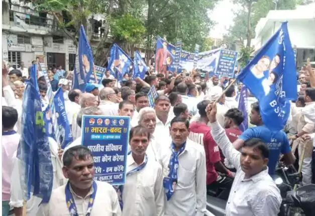 You are currently viewing सुप्रीम कोर्ट के आरक्षण फैसले के खिलाफ सपा, बसपा, कांग्रेस और भीम आर्मी के कार्यकर्ताओं का सड़क पर उतरा प्रदर्शन
