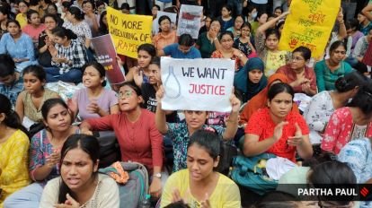 You are currently viewing Kolkata में जूनियर महिला डॉक्टर की हत्या: विरोध प्रदर्शन जारी