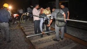 Read more about the article झांसी रूट पर बड़ा हादसा: ट्रक नहर पुल से गिरकर रेलवे लाइन पर गिरा, चालक की मौत, रेल संचालन ठप