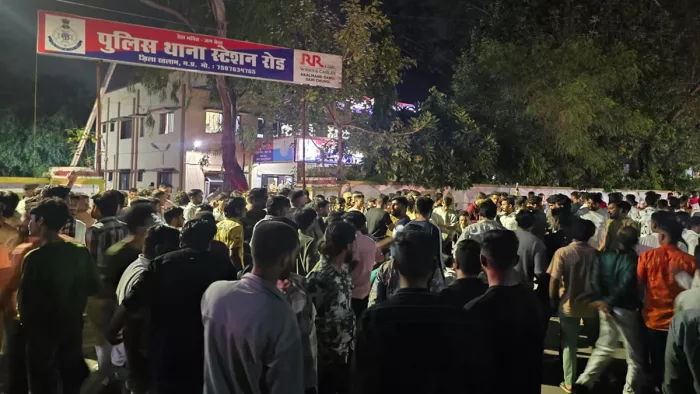 Read more about the article रतलाम में गणेश प्रतिमा ले जा रहे लोगों पर पत्थर फेंकने से हंगामा, थाने का घेराव कर लोगों ने जताया विरोध
