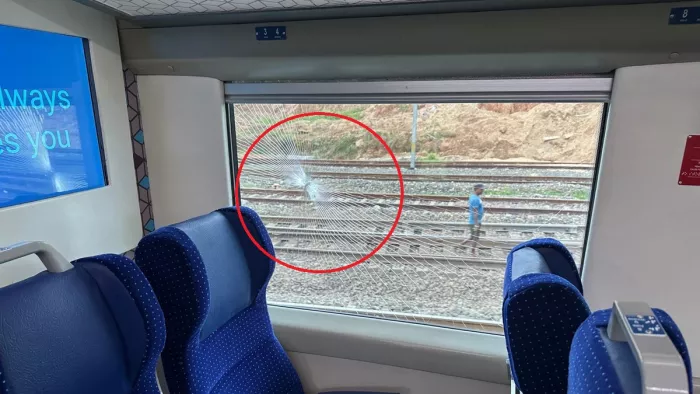 Read more about the article वंदे भारत ट्रेन के ट्रायल रन के दौरान गया में पत्थरबाजी, खिड़की के शीशे टूटे