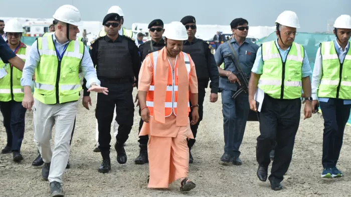 You are currently viewing सेमीकॉन इंडिया 2024: सीएम योगी का निर्देश – विदेशी मेहमानों की सुविधाओं पर विशेष ध्यान दें