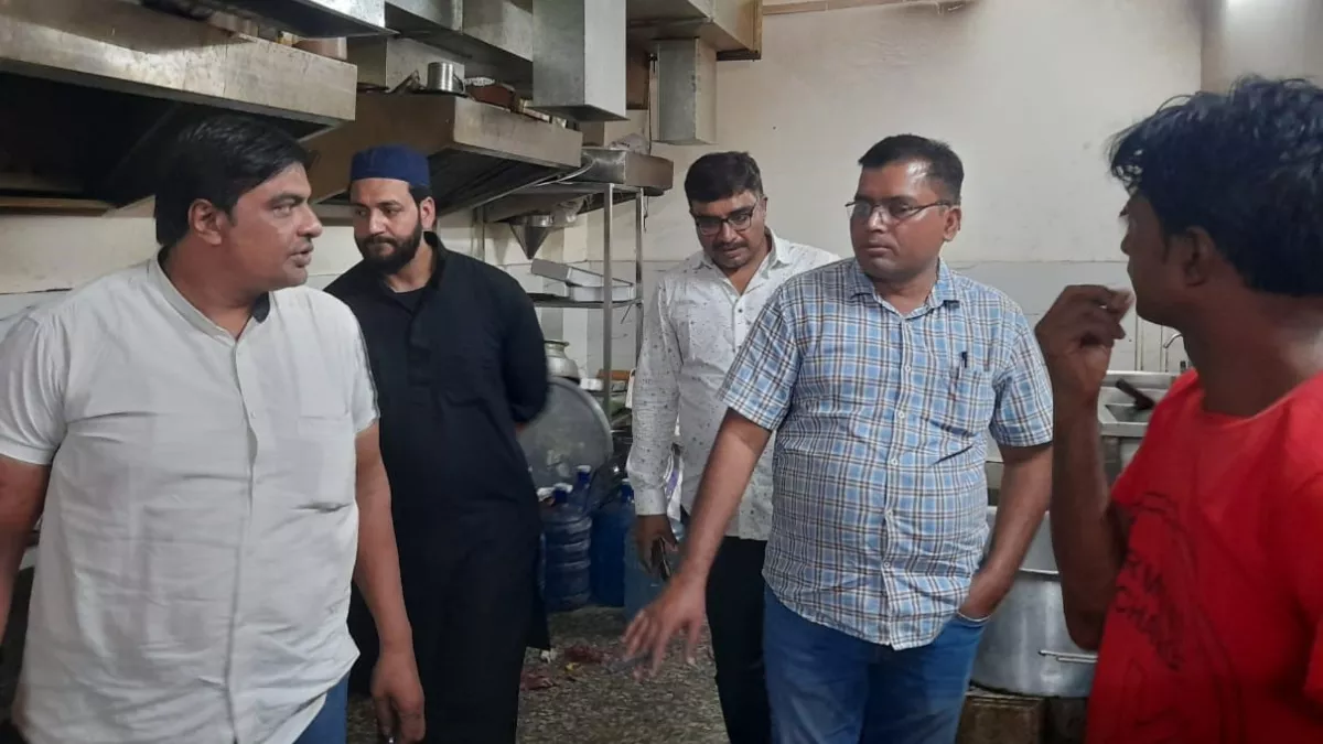 Read more about the article गाजियाबाद में मीट की दुकानों पर बड़ी कार्रवाई: बिना लाइसेंस वाली दुकानें बंद, ढाबों से लिए गए नमूने