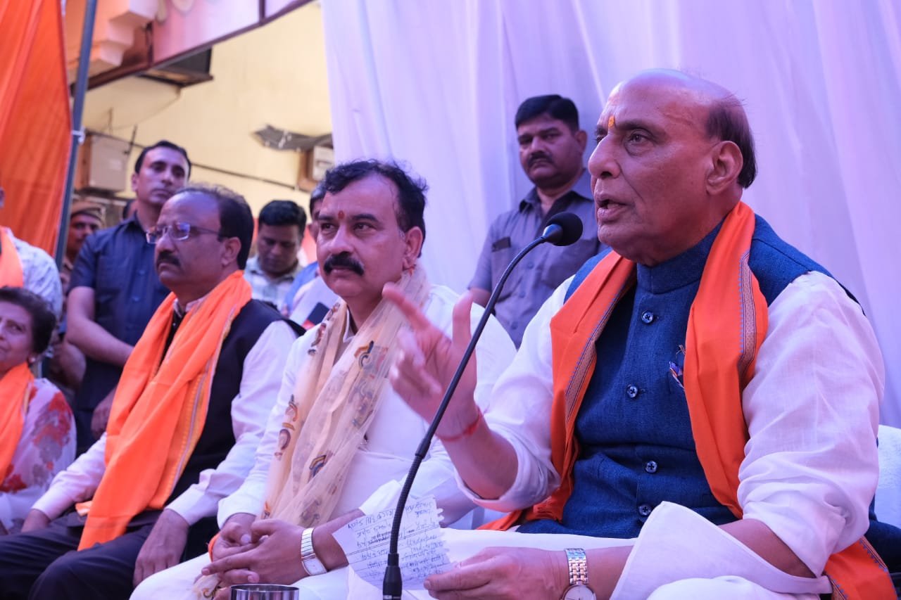 You are currently viewing राजनाथ सिंह ने लखनऊ वासियों से संवाद कार्यक्रम में जाना हाल