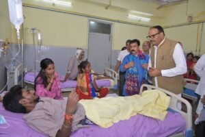 Read more about the article ट्रांसपोर्ट नगर में इमारत गिरने की घटना: उपमुख्यमंत्री बृजेश पाठक ने घायलों से की मुलाकात