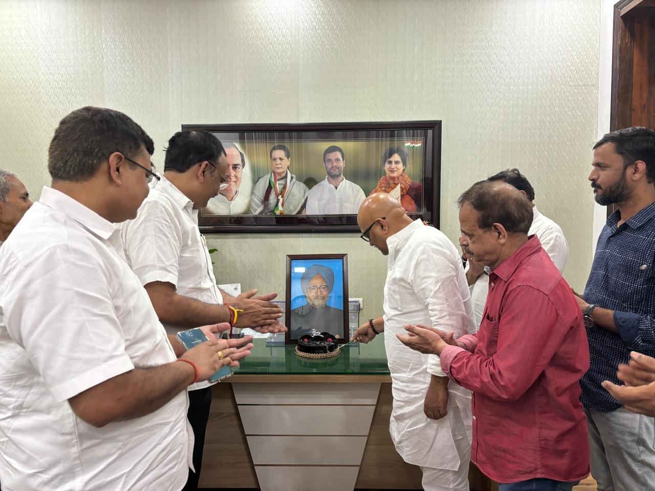 You are currently viewing उत्तर प्रदेश कांग्रेस ने मनाया पूर्व प्रधानमंत्री मनमोहन सिंह का जन्मदिन, अजय राय ने उनके योगदान को किया याद