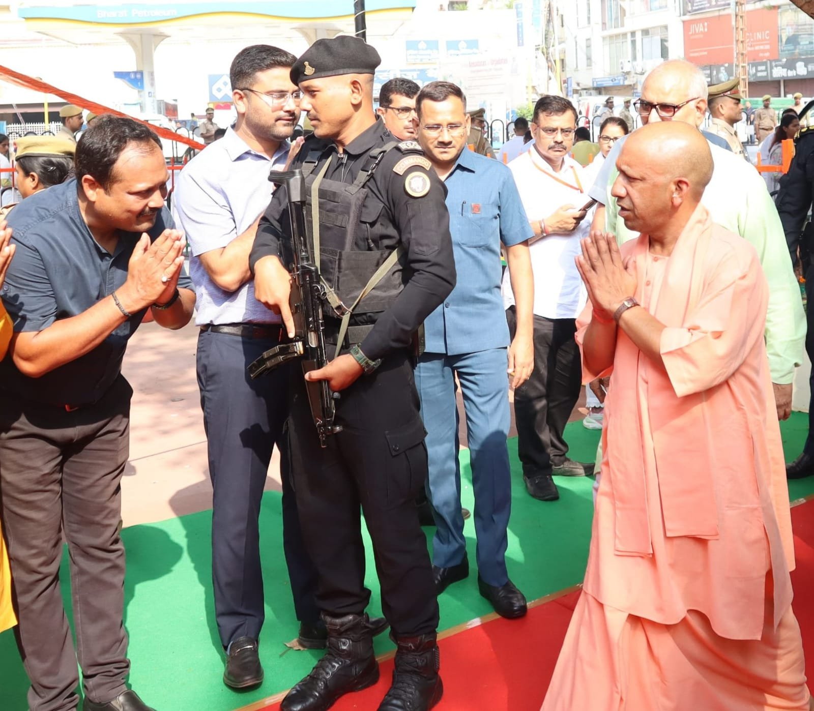 Read more about the article महात्मा गांधी जयंती पर सीएम योगी ने किया स्वच्छता अभियान का शुभारंभ, गांधी आश्रम से खरीदे खादी वस्त्र