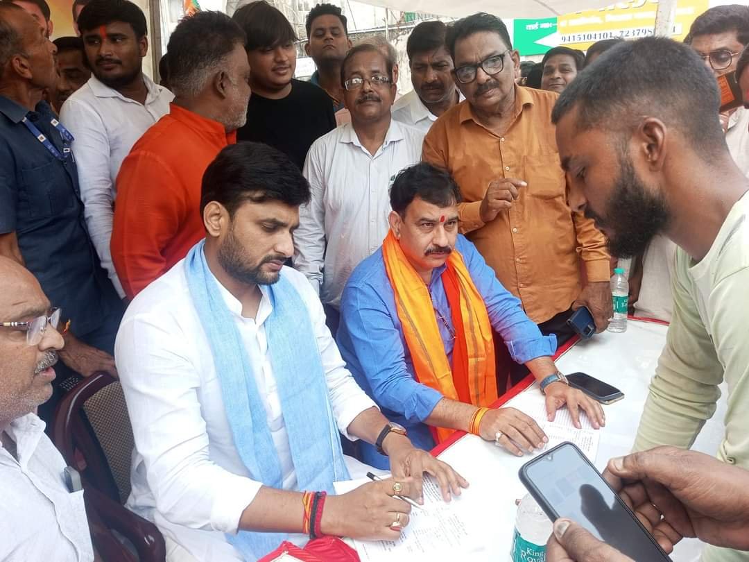 You are currently viewing सौ से अधिक कुलियों ने ली भाजपा की सदस्यता