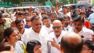 Read more about the article कांग्रेस नेताओं का योगी सरकार पर निशाना: चिनहट गैंगरेप पीड़िता से मुलाकात, अपराध नियंत्रण में विफलता का आरोप