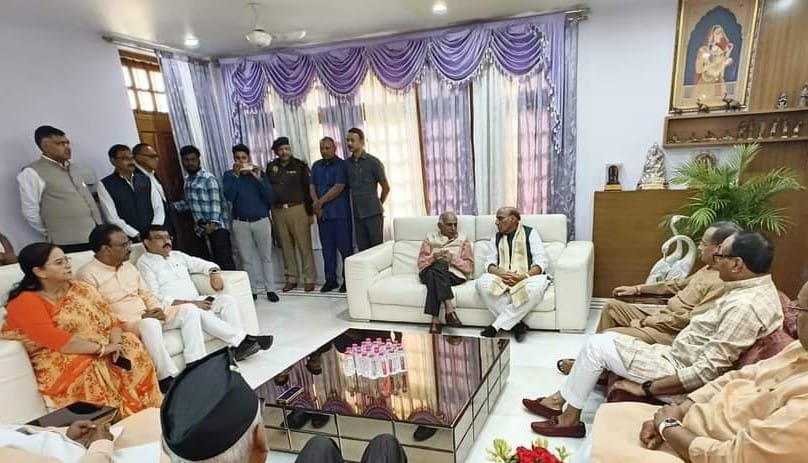You are currently viewing राजनाथ सिंह ने प्रबुद्ध जनों और पार्टी कार्यकर्ताओं के परिवार जनों के निधन पर भेंट कर शोक संवेदना व्यक्त की