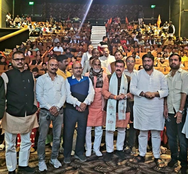 You are currently viewing महानगर अध्यक्ष आनंद द्विवेदी ने मध्य विधानसभा भाजपा कार्यकर्ताओं के साथ देखी ‘द साबरमती रिपोर्ट’ फिल्म