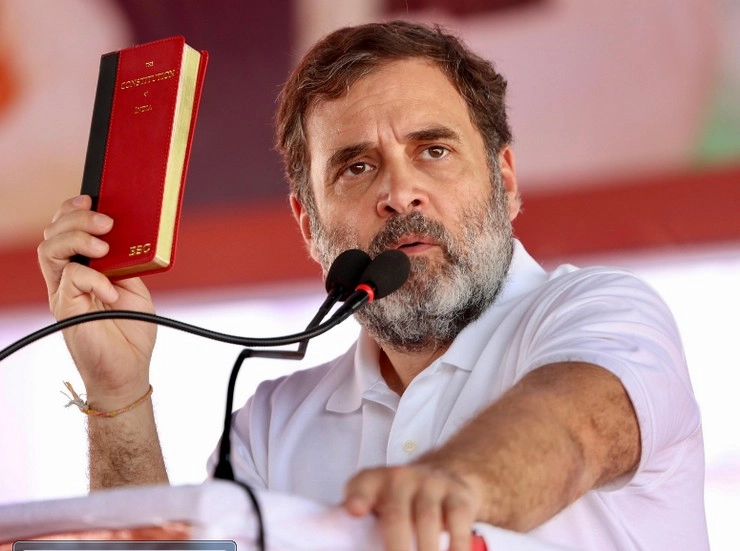You are currently viewing राहुल गांधी की ‘लाल किताब’ पर महाराष्ट्र विधानसभा चुनाव में नया विवाद, कांग्रेस और भाजपा के बीच तकरार