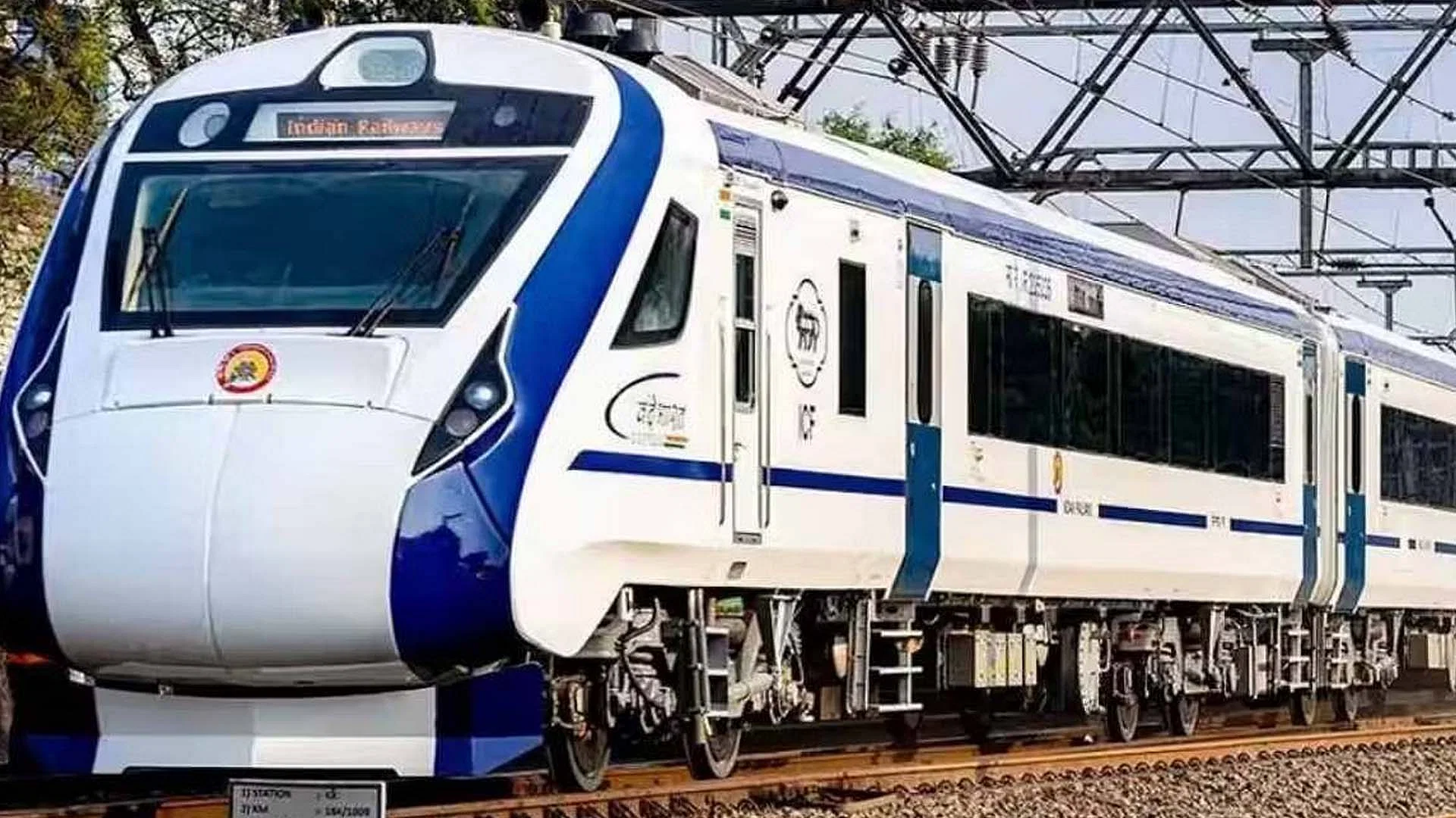 You are currently viewing वाराणसी-नई दिल्ली वंदे भारत ट्रेन दुर्घटना से बची, बाइक के इंजन में फंसने से टला बड़ा हादसा