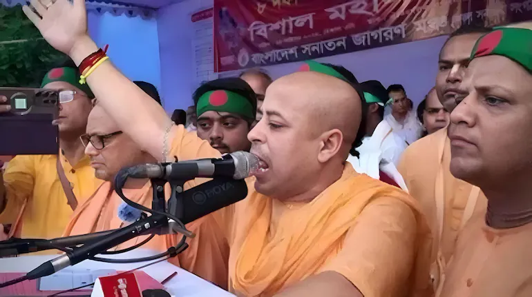 You are currently viewing ढाका एयरपोर्ट पर इस्कॉन के सदस्य चिन्मय कृष्ण दास हिरासत में, बांग्लादेश में अल्पसंख्यकों पर हो रहे अत्याचार के खिलाफ उठाई आवाज