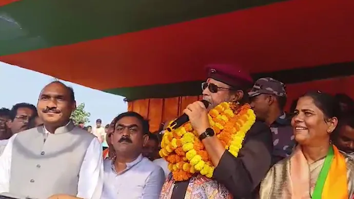 You are currently viewing मिथुन चक्रवर्ती ने निरसा में भाजपा प्रत्याशी अपर्णा सेनगुप्ता के समर्थन में रैली की, पर्स खोने के बाद भी दिखाया समर्थन