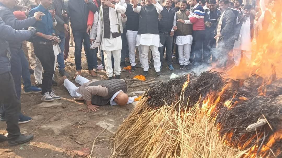 Read more about the article कांग्रेस अध्यक्ष अजय राय को पुलिस ने रोका, स्व. प्रभात पाण्डेय की श्रद्धांजलि यात्रा में रुकावट, योगी सरकार पर तीखा हमला