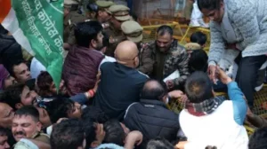 Read more about the article योगी सरकार के खिलाफ कांग्रेस का विधानसभा घेराव, प्रदर्शनकारी कार्यकर्ताओं की गिरफ्तारी