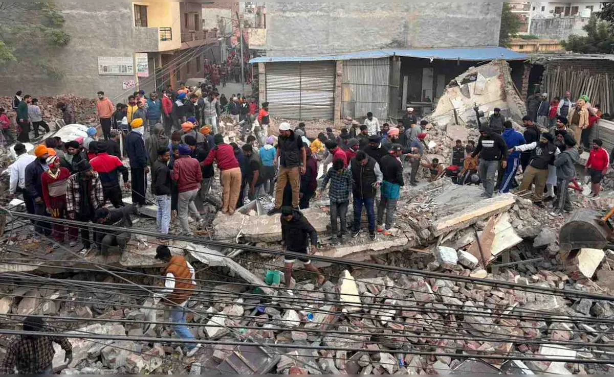 Read more about the article मोहाली में 3 मंजिला बिल्डिंग गिरने से मचा हड़कंप, कई लोगों के दबे होने की आशंका