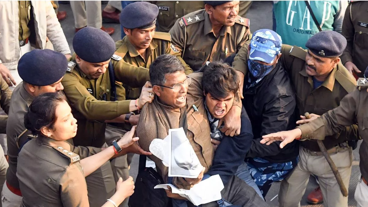You are currently viewing बीपीएससी के खिलाफ पटना में प्रदर्शन, 30 अभ्यर्थी हिरासत में, 350 के खिलाफ एफआईआर दर्ज