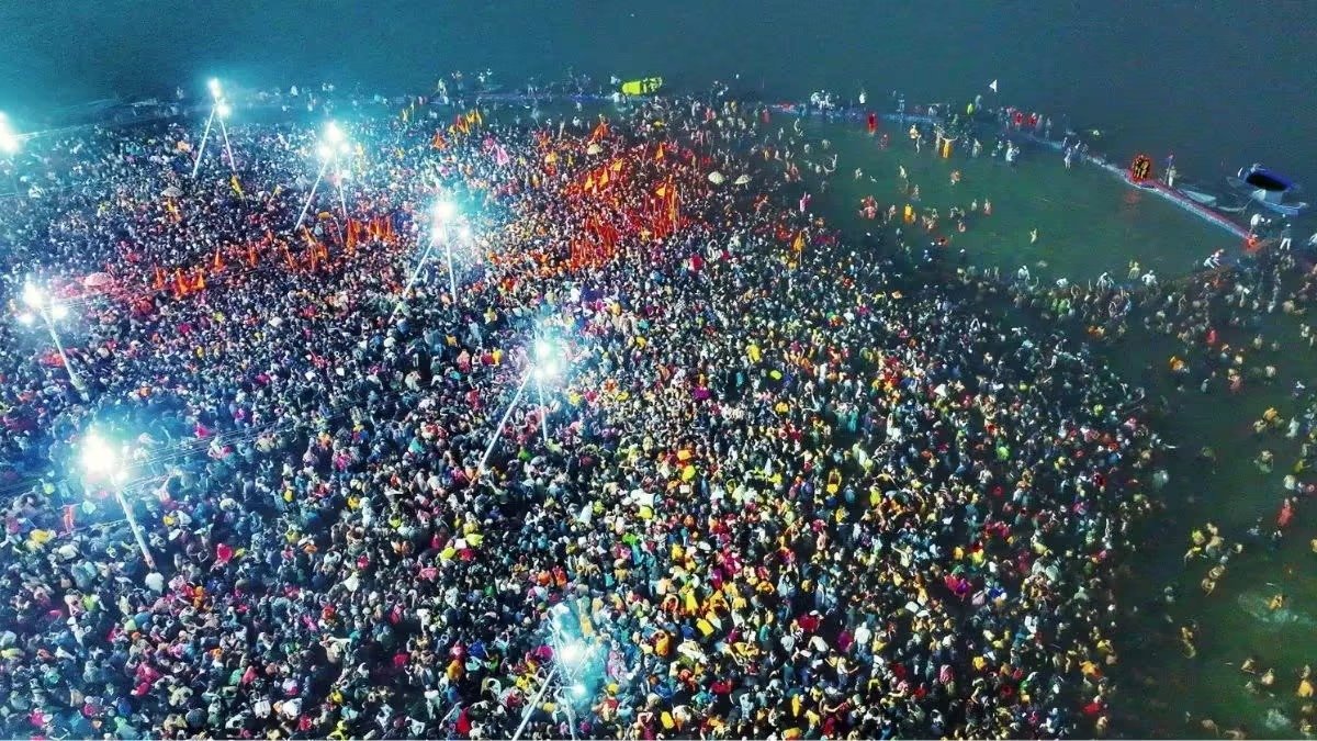 You are currently viewing MahaKumbh 2025: महाकुंभ 2025 में मकर संक्रांति के दिन अखाड़ों का पवित्र अमृत स्नान, आस्था का सैलाब उमड़ा संगम तट पर