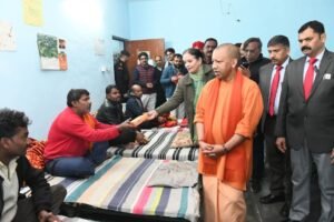 Read more about the article सर्दी में रैन बसेरों का हाल जानने पहुंचे मुख्यमंत्री योगी आदित्यनाथ