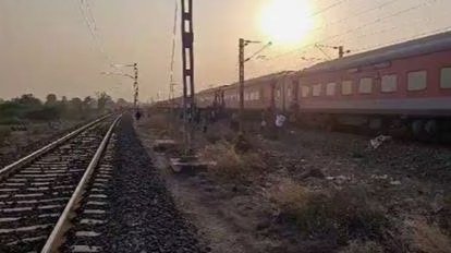 Read more about the article Pushpak Express Train: जलगांव में दर्दनाक ट्रेन हादसा: पुष्पक एक्सप्रेस से कूदे यात्री, कर्नाटक एक्सप्रेस ने रौंदा, 11 की मौत