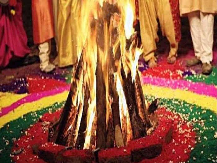 You are currently viewing लोहड़ी पूजा मुहूर्त 2025: इस समय लोहड़ी जलाना होगा शुभ और मंगलकारी
